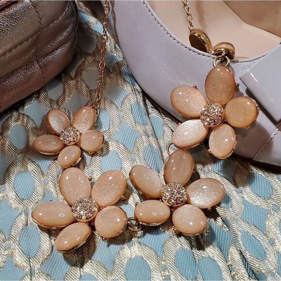 🔺️NWT Charming Charlie Peachy Pink Floral Necklace & Earring Set - Picture 6 of 10